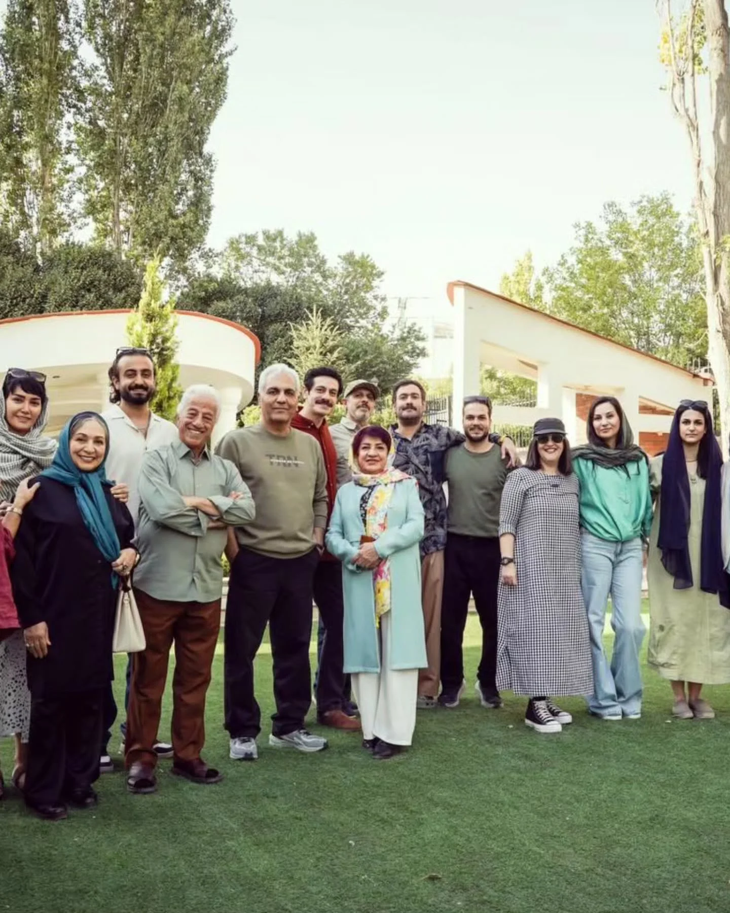 عکس پربازدید از دورهمی بازیگران «شیشماهه»؛ حضور دختر مهران مدیری در پشت صحنه عکس پربازدید از دورهمی بازیگران «شیشماهه»؛ حضور دختر مهران مدیری در پشت صحنه