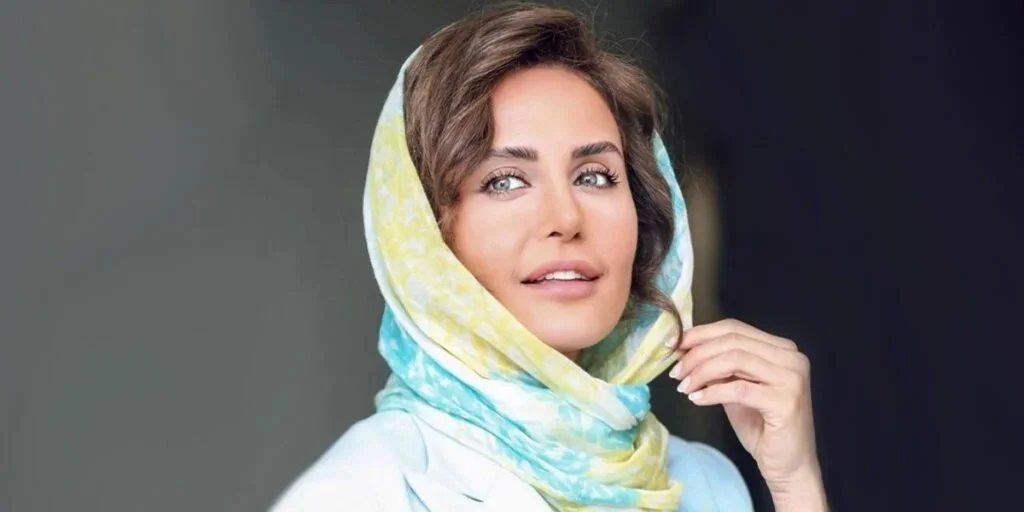 شیک‌ترین استایل الناز شاکردوست؛ خانم بازیگر با تیپ نقره‌ای دل‌ها رو برد! - تصویر شاخص