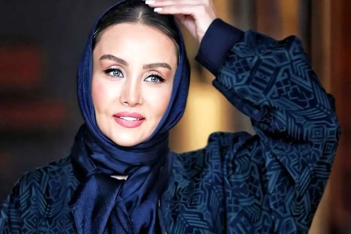 «حدیث فولادوند» در کودکی و با پدرش در کنار دریا؛ اواخر دهه ۵۰ - تصویر شاخص