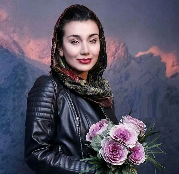 خاطره حاتمی دوباره جنجال‌ساز شد؛ واکنش مادر به ازدواج جنجالی او چه بود؟ - تصویر شاخص