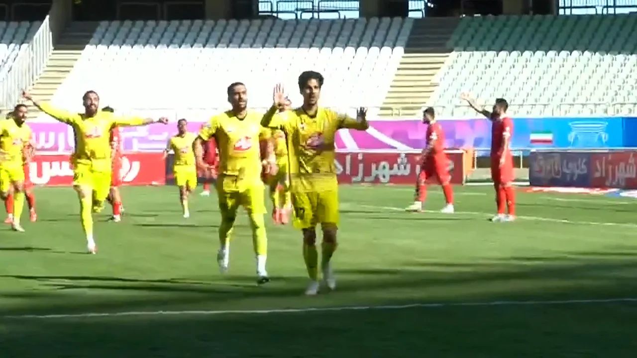 گل اول فجرسپاسی به پرسپولیس حسین شهابی - تصویر شاخص