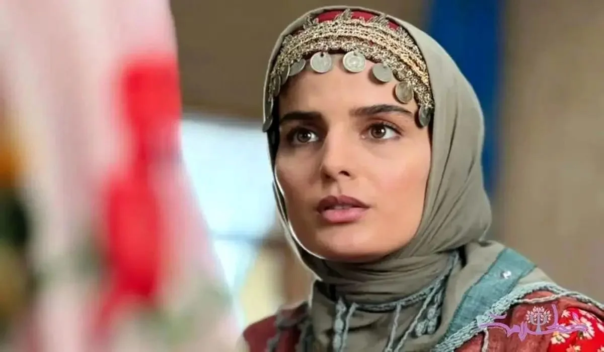 سفر در زمان| «سوجان» سریال سوجان در 27 سالگی و در کنار دریا؛ تاریک شب و درخشش جواهرات خانم بازیگر - تصویر شاخص