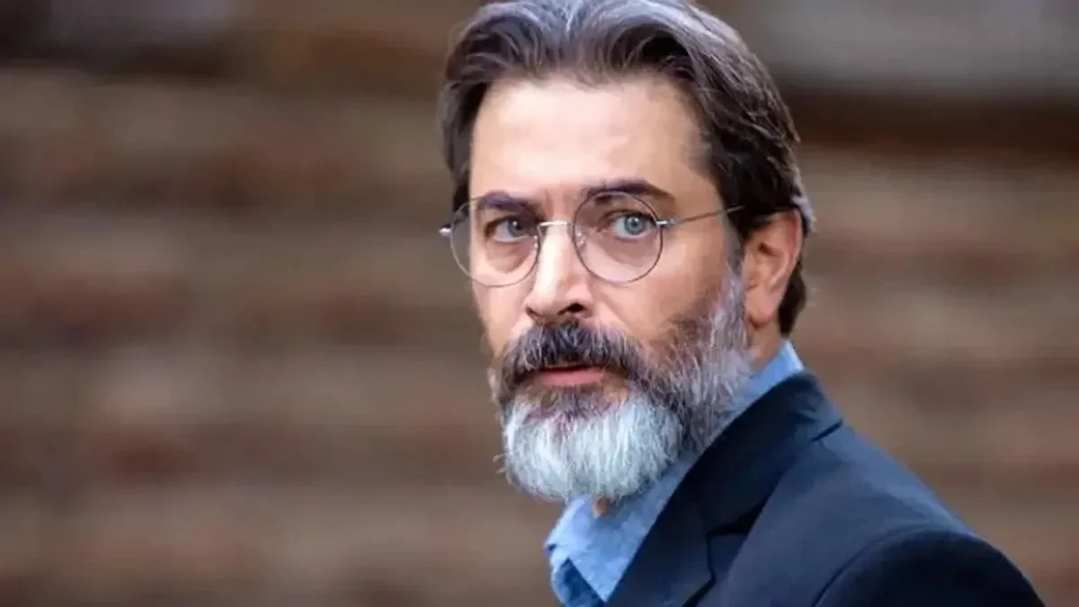 تغییر چهره پارسا پیروز فر با موها و ریش بلند و شلخته؛ آقای بازیگر قابل شناسایی نیست - تصویر شاخص