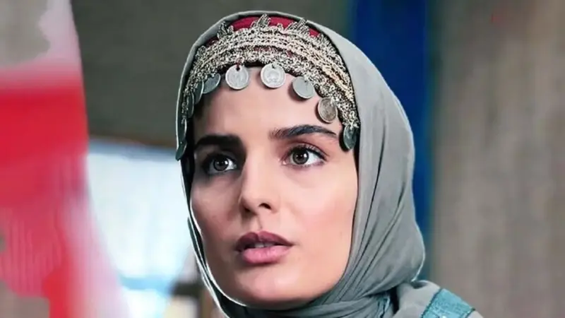 غزاله اکرمی در تمرین بولینگ هنرمندان؛ تغییر چهره‌ جذاب خانم بازیگر همه را شگفت‌زده کرد!