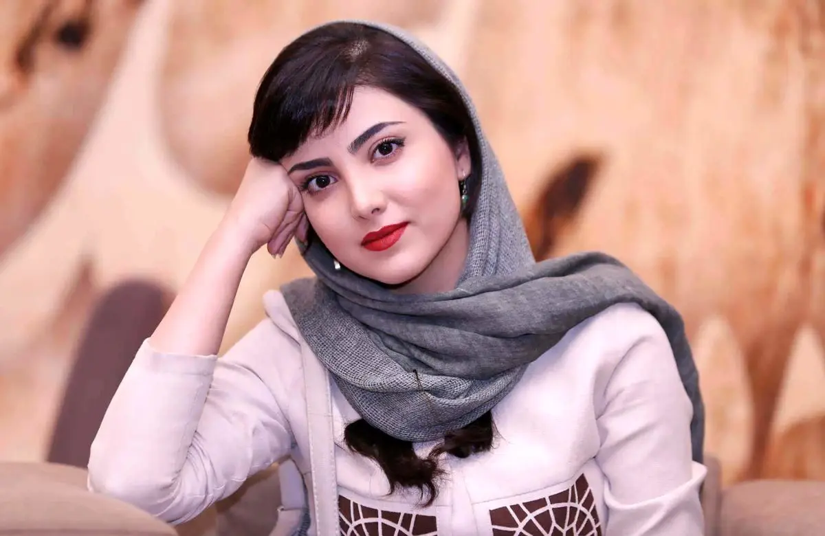 عکس| سفر به گذشته ؛ عکس دیده‌نشده «زیبا کرمعلی» در 19 سالگی (بدون عمل زیبایی) کنار پدربزرگش! - تصویر شاخص