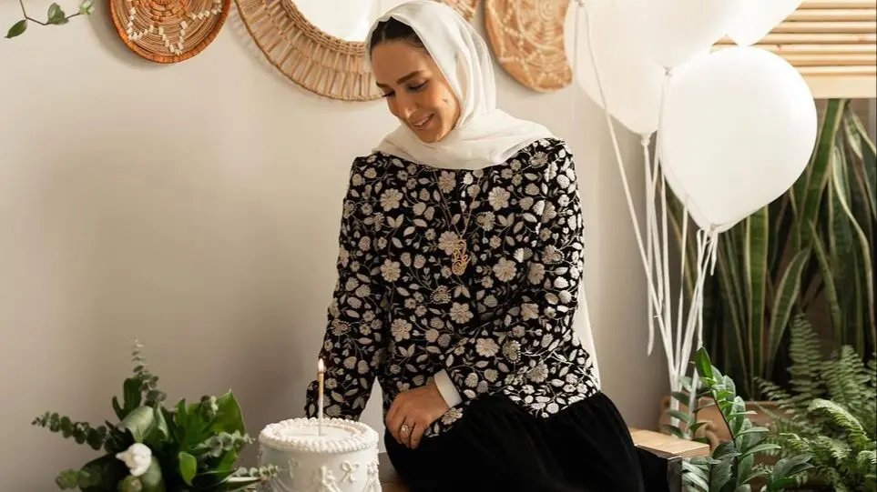 کیک تولد خاص سوگل طهماسبی با گل‌های بابونه! - تصویر شاخص