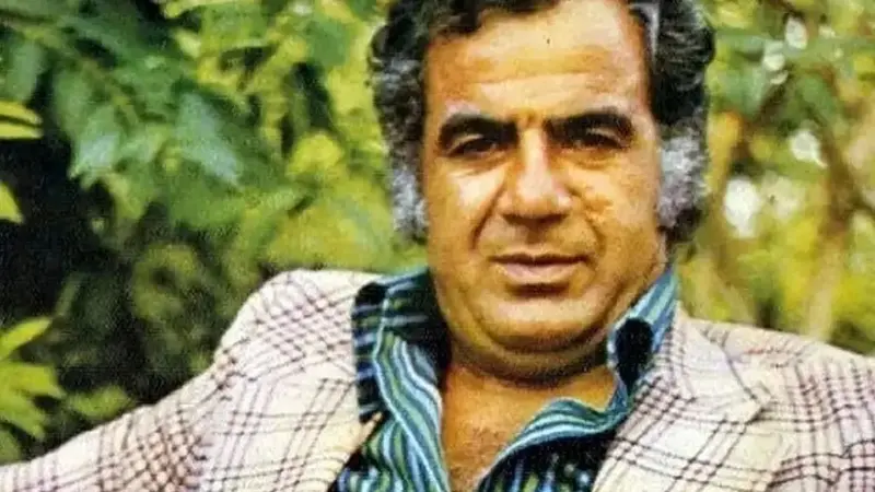 ناصر ملک مطیعی در 54 سالگی کنار پسرش؛ سال 63