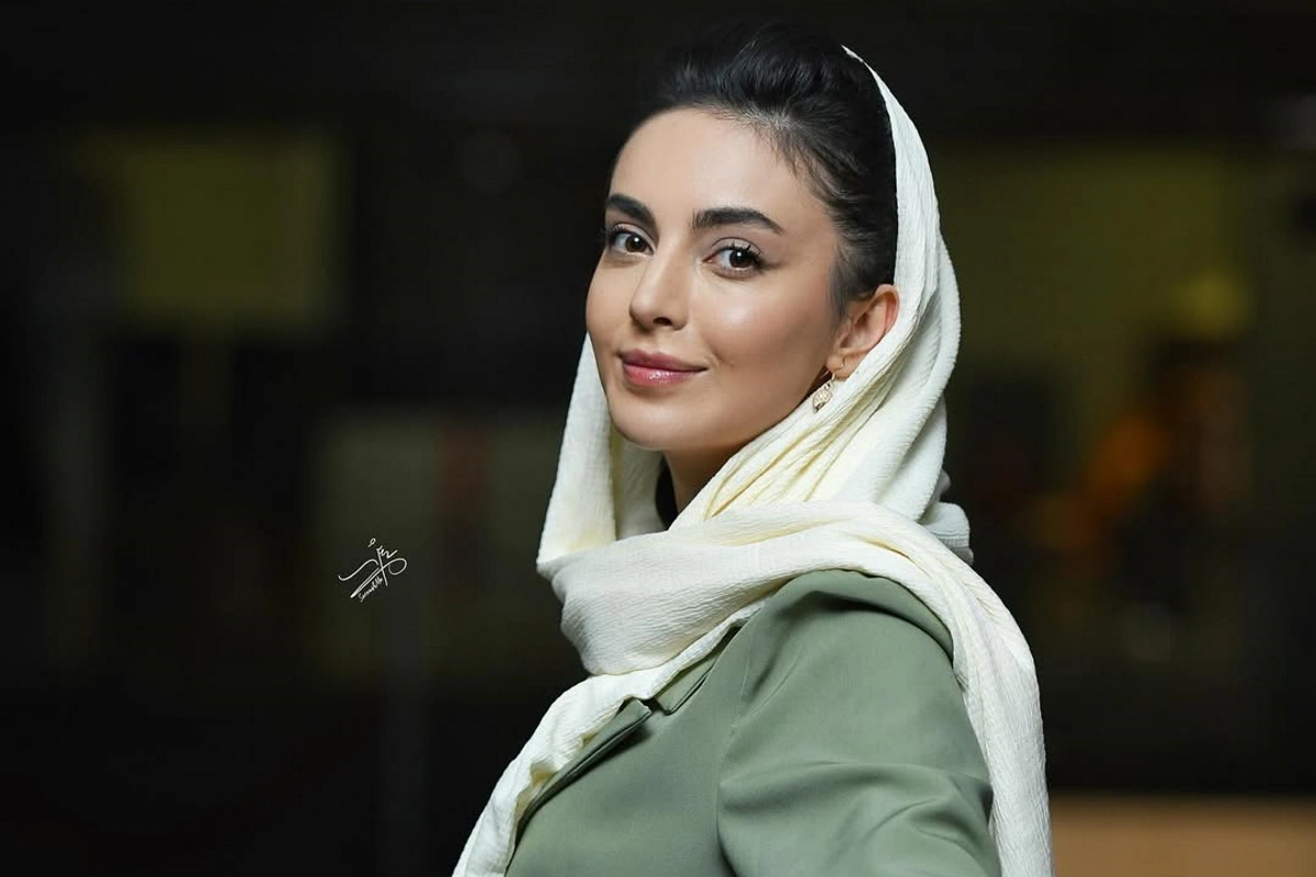 چهرۀ بامزه «مهشید جوادی» با کلاه 4 سال بعد از «بچه مهندس» در یک کافه - تصویر شاخص