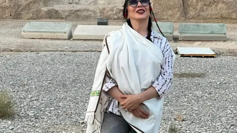 عکس| افسانه بایگان در کنار شاعر بزرگ خراسانی؛ ادای احترامی که قلب‌ها را لرزاند