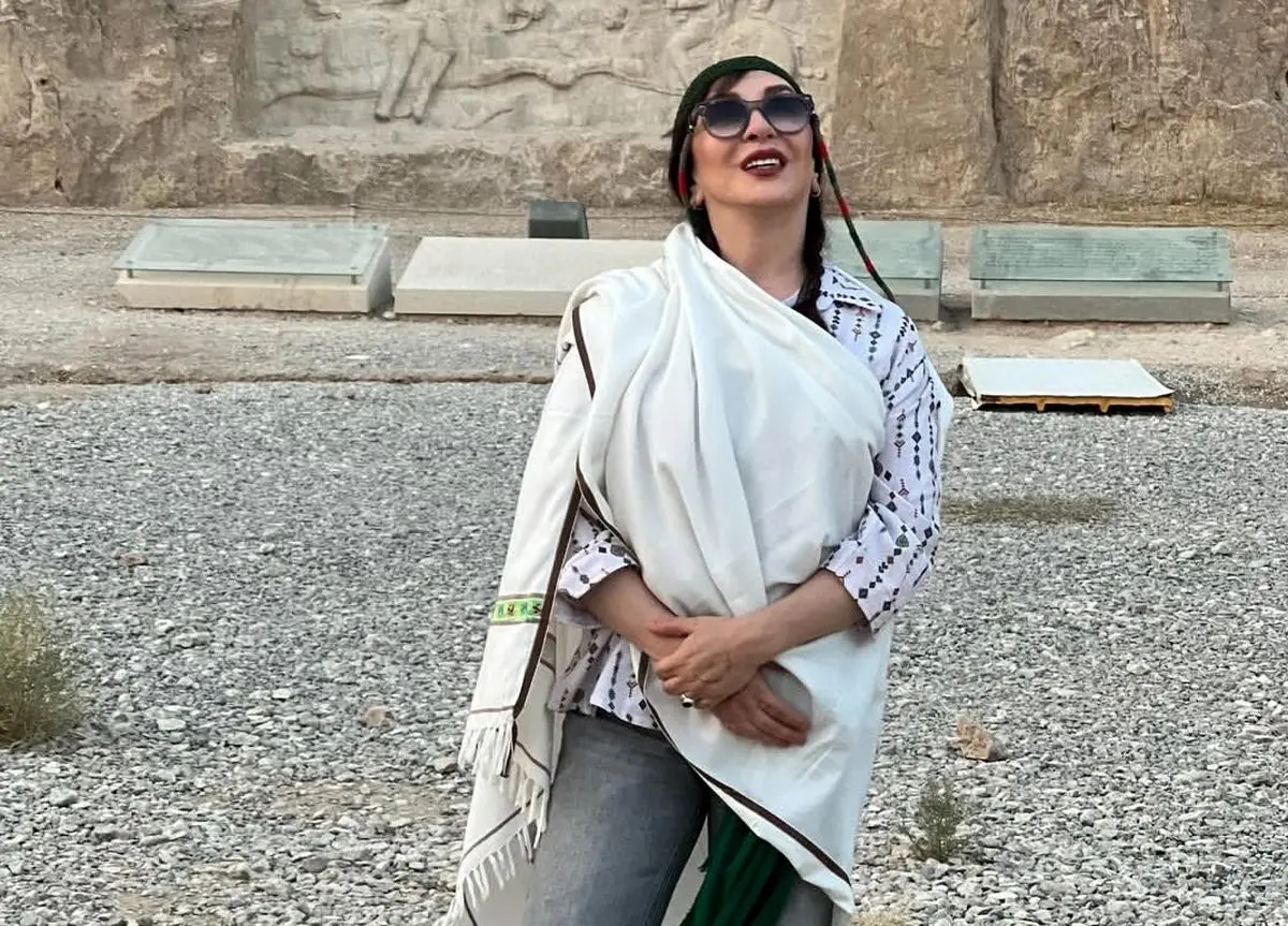 عکس| افسانه بایگان در کنار شاعر بزرگ خراسانی؛ ادای احترامی که قلب‌ها را لرزاند - تصویر شاخص