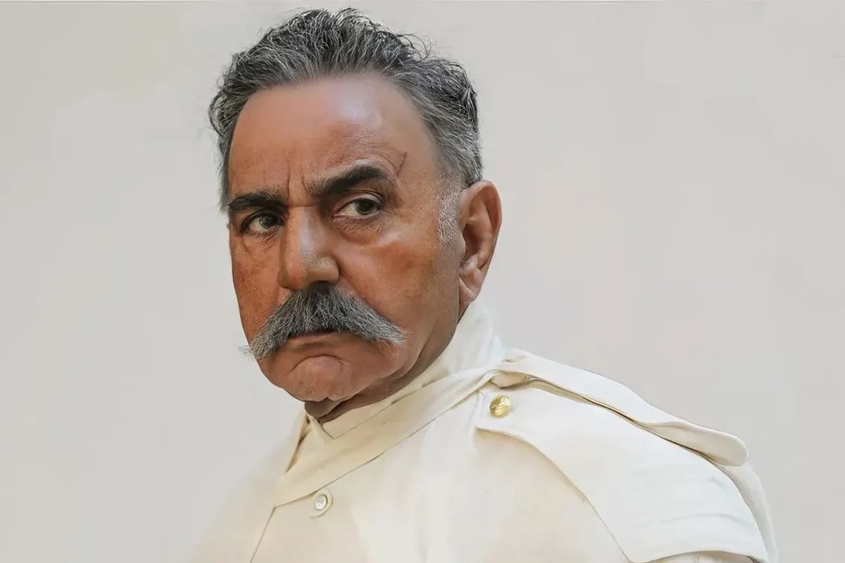 پرویز پرستویی ۳۲ ساله در پشت‌صحنه فیلم «مار»؛ چهره‌ای که همه را شوکه کرد - تصویر شاخص