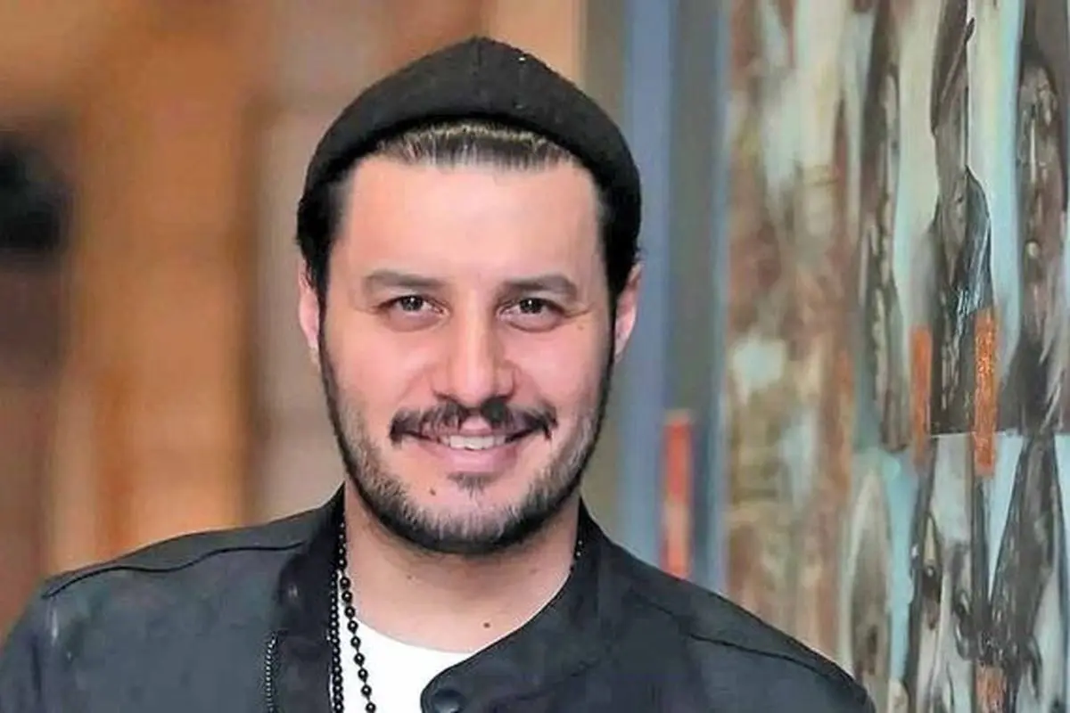 چهره متفاوت جواد عزتی در پشت صحنه جنجالی فصل دوم سریال «وحشی» - تصویر شاخص
