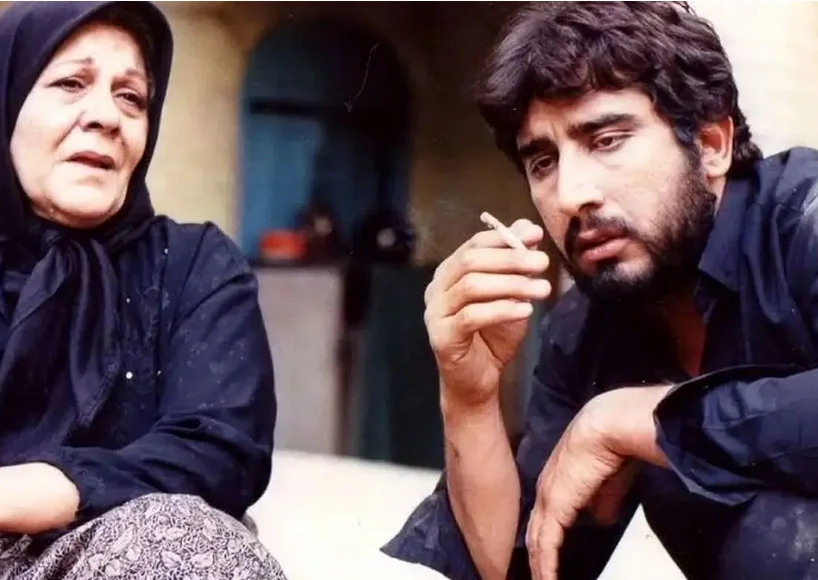 عکس| تصویری نادر از «علی» سریال آینه عبرت در 29 سالگی کنار چنگیز وثوقی در سال 71 - تصویر شاخص