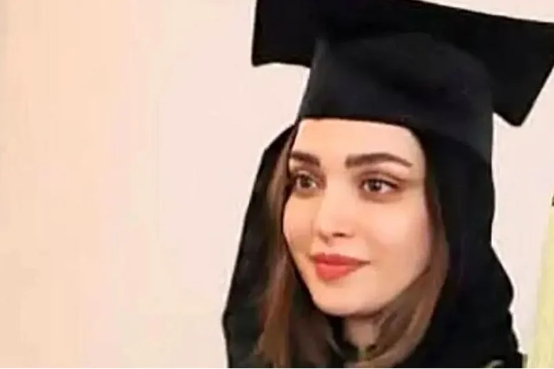 بهنوش طباطبایی در قاب خاطره؛ لحظه‌ای ناب از کشیدن قیمه نذری در محرم ۹۸ - تصویر شاخص