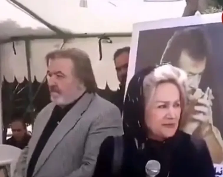 تصویری نایاب از تهمینه اطمینان مقدم در مراسم خاکسپاری ایرج قادری؛ بازگشتی به سال 91! - تصویر شاخص