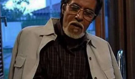 عکس| سفر در زمان؛ چهره جوان و دیده‌نشده خسرو شکیبایی در پشت‌صحنه نایاب «دزد و نویسنده» دهه 60 - تصویر شاخص