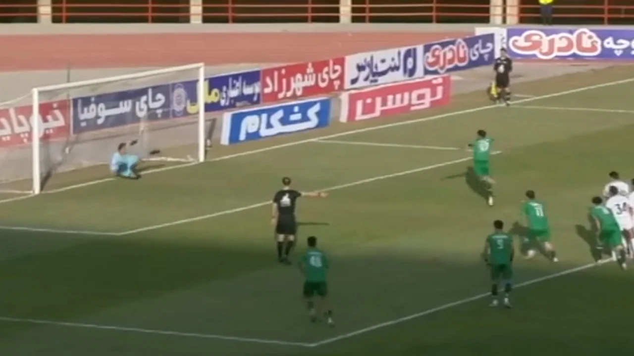 گل اول شمس آذر به مس رفسنجان با ضربه پنالتی هومن ربیع‌زاده - تصویر شاخص