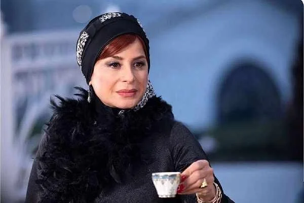 سفر زمان| چهرۀ سیما تیرانداز با چادرنماز در پشتصحنۀ «از یادها رفته»