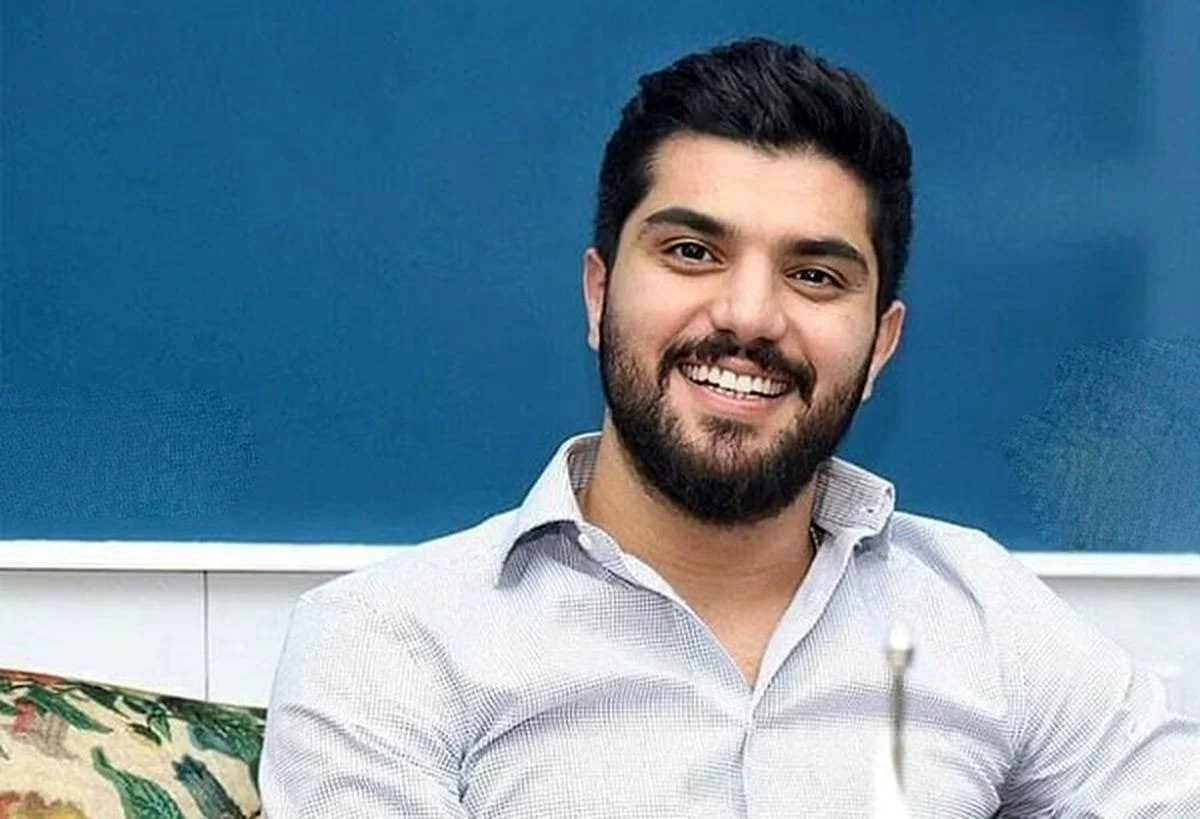 برنامه جنجالی سینا مهراد؛ تقلیدی بی‌روح از عصر جدید که نه مجری دارد، نه داوران واقعی! - تصویر شاخص