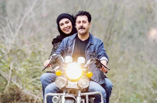 عکس| سفر به دهه 60 با عاطفه باقری؛ تصویری نادر از کودکی بازیگر پایتخت در کنار والدینش - تصویر شاخص