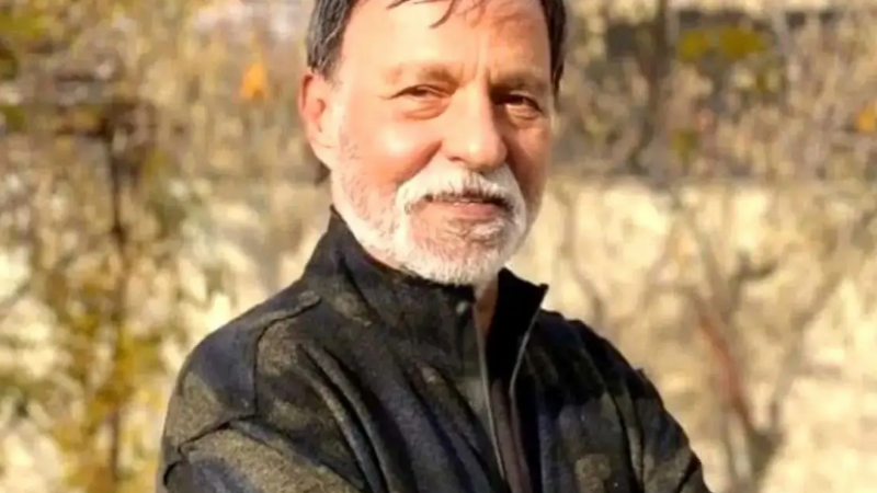عکس| سفر به دهه ۵۰ ؛ تصویری خاص از مرتضی عقیلی و پسرش؛ تصویری که تاریخ را زنده میکند!