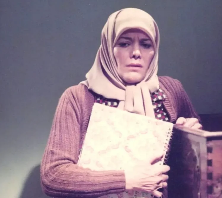 عکس| فخری خوروش در 54 سالگی ؛ نگاهی متفاوت به ششمین فیلم پس از انقلاب/ سال 62 - تصویر شاخص