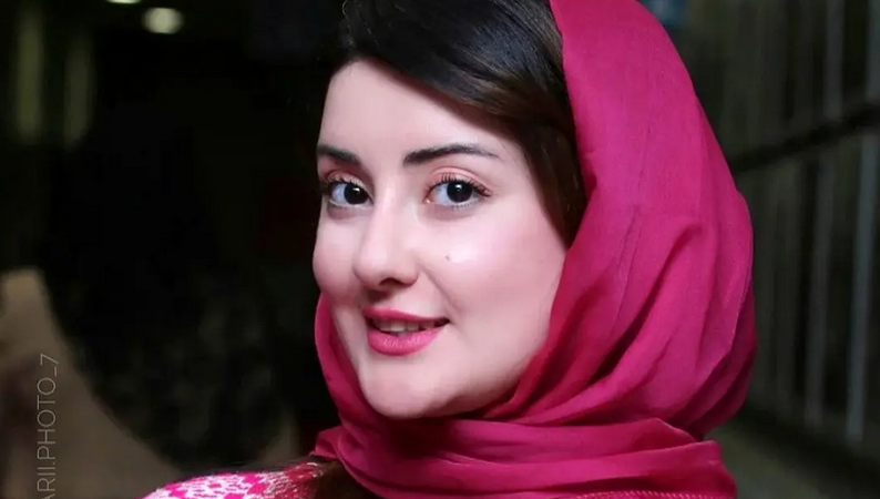 عکس| سفر در زمان؛ تغییر چهرۀ مرجان متقی (فرانک سریال سوجان) در پشتصحنه سریال «رویای ریحانه»