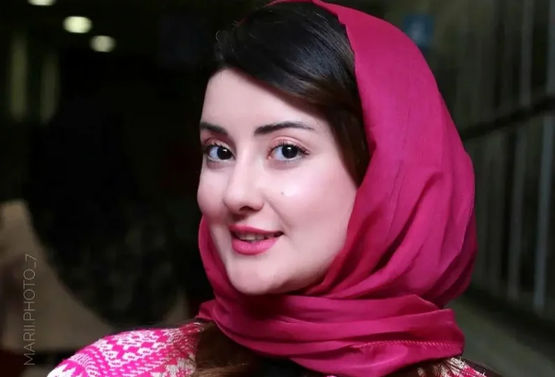 عکس| سفر در زمان؛ تغییر چهرۀ مرجان متقی (فرانک سریال سوجان) در پشت‌صحنه سریال «رویای ریحانه» - تصویر شاخص