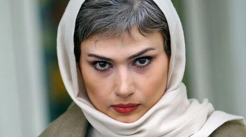 چهره متفاوت لادن مستوفی در فیلم «یک دزدی عاشقانه» سال 94؛ سفر به گذشته‌ای جذاب! - تصویر شاخص