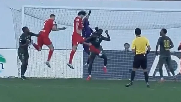 گل اول شباب الاهلی به خورفکان (عزت اللهی) - تصویر شاخص