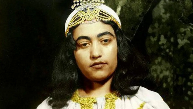 عکس| سفر به سال ۵۵ ؛ تصویر نادیده از مرضیه (خواننده قبل انقلاب) در خانهاش هنگام چای خوردن!