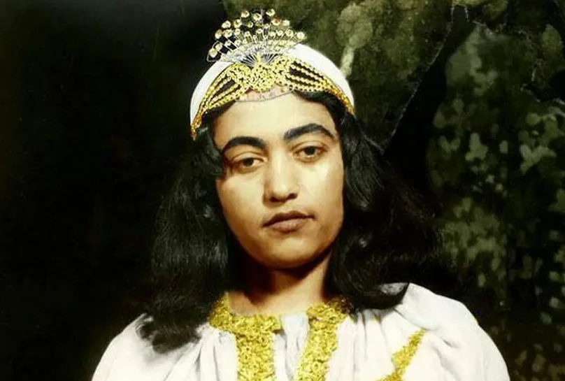 عکس| سفر به سال ۵۵ ؛ تصویر نادیده از مرضیه (خواننده قبل انقلاب) در خانه‌اش هنگام چای خوردن! - تصویر شاخص