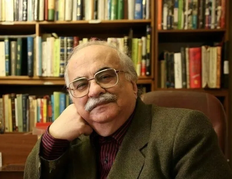 خسرو معتضد؛ تاریخ‌دانی که پشت دوربین‌های صدا و سیما می‌درخشد + نگاهی به زندگی خصوصی و آثارش - تصویر شاخص