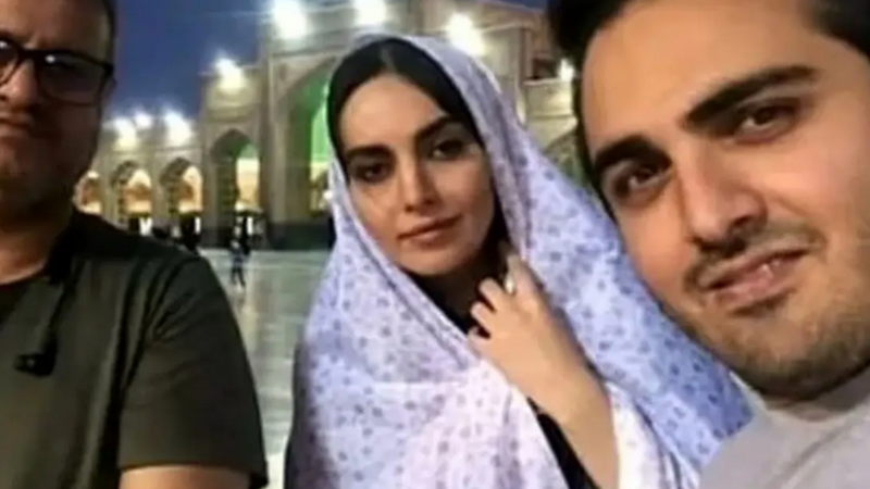 عکس| مهشید جوادی بعد از ۴ سال؛ تغییر شگفت‌انگیز چهره و تیپ در کافه‌ای دنج!