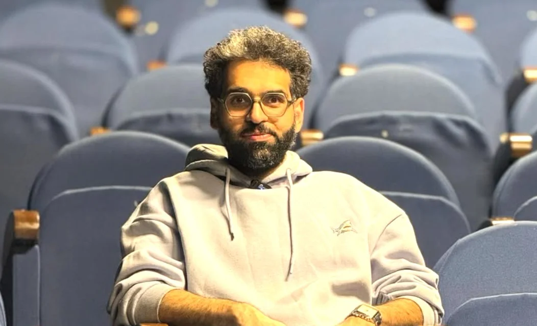 بیوگرافی و حواشی زندگی امین محمدی؛ مجری پادکست «اثر پروانه‌ای» که با گفتگوهای صمیمانه غوغا می‌کند! - تصویر شاخص