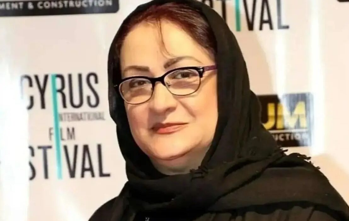 مریم امیرجلالی بعد از گرفتن جایزه در جشن حافظ؛ سال 88 - تصویر شاخص