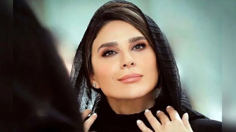ژست های بامزه سحر دولتشاهی با جایزه اش در جشنواره؛ خوشحالی از چهرش میباره - تصویر شاخص