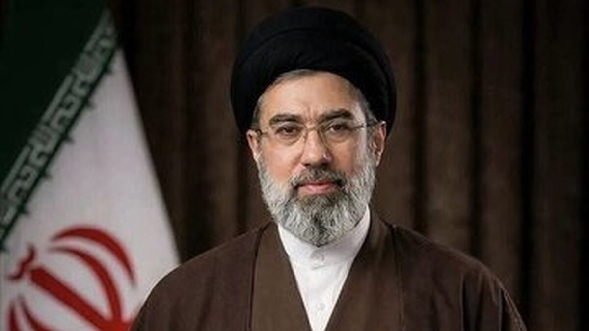 عکس| تصویری دیدنی از آیتالله سید مجتبی خامنه ای( رهبر سوم جمهوری اسلامی ایران) در آغوش سردار سلیمانی