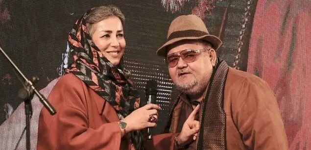 عکس| ژست بامزه اکبر عبدی همراه ساز موسیقی در 46 سالگی