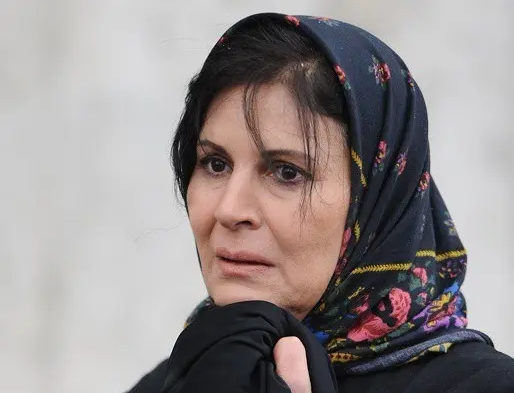 گلچهره سجادیه با استایل محلی پشت درخت؛ چهره جوان او در 37 سالگی