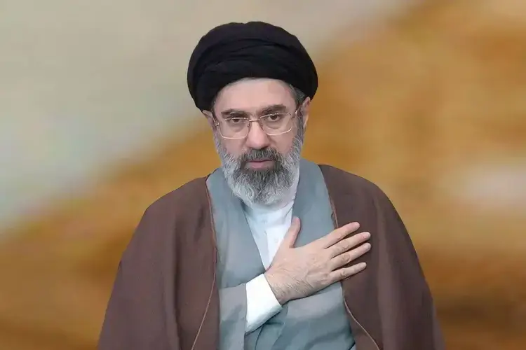 فیلم| احترام نظامی مجری خانم شبکه خبر به مجتبی خامنه ای ( سومین رهبر انقلاب ) - تصویر شاخص
