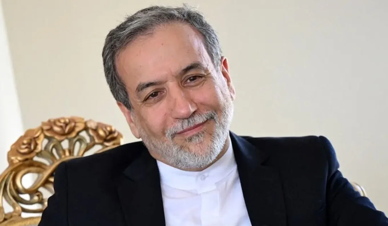 عکس| سفر در زمان؛ تصویری از چهره باورنکردنی «عباس عراقچی» 19 ساله در جبهه - تصویر شاخص
