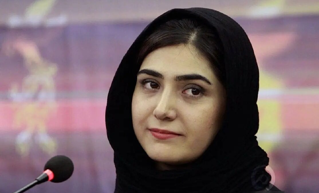 باران کوثری با دسته گلی از طبیعت کنار محمدرضا فروتن؛ خانم بازیگر با لباس روستایی