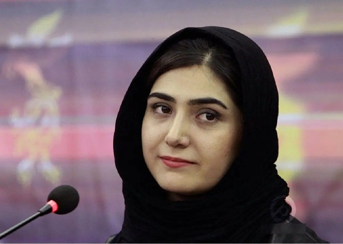 باران کوثری با دسته گلی از طبیعت کنار محمدرضا فروتن؛ خانم بازیگر با لباس روستایی - تصویر شاخص