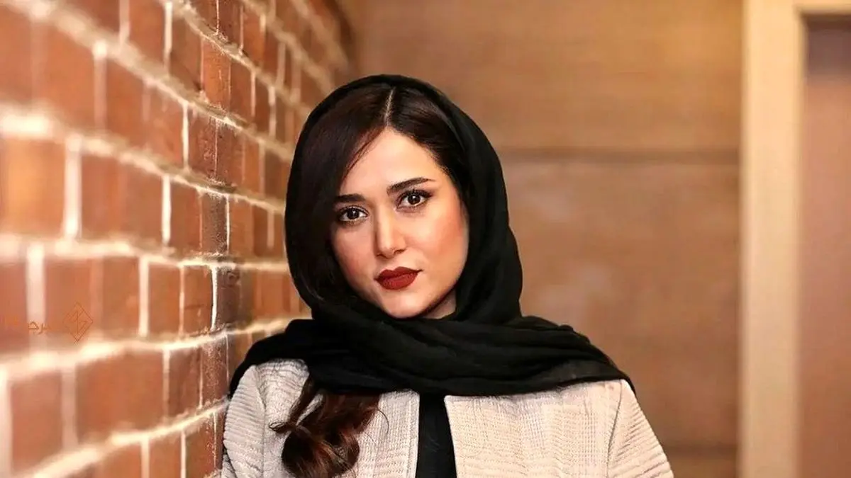 عکس| سفر در زمان؛ ژست خاص «پریناز ایزدیار» در کنار «حسن معجونی» سوژه شد - تصویر شاخص