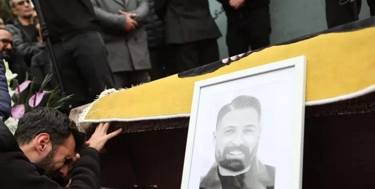 عکس| مراسم ترحیم حمید هیراد با حضور جمعی از هنرمندان مشهور - تصویر شاخص