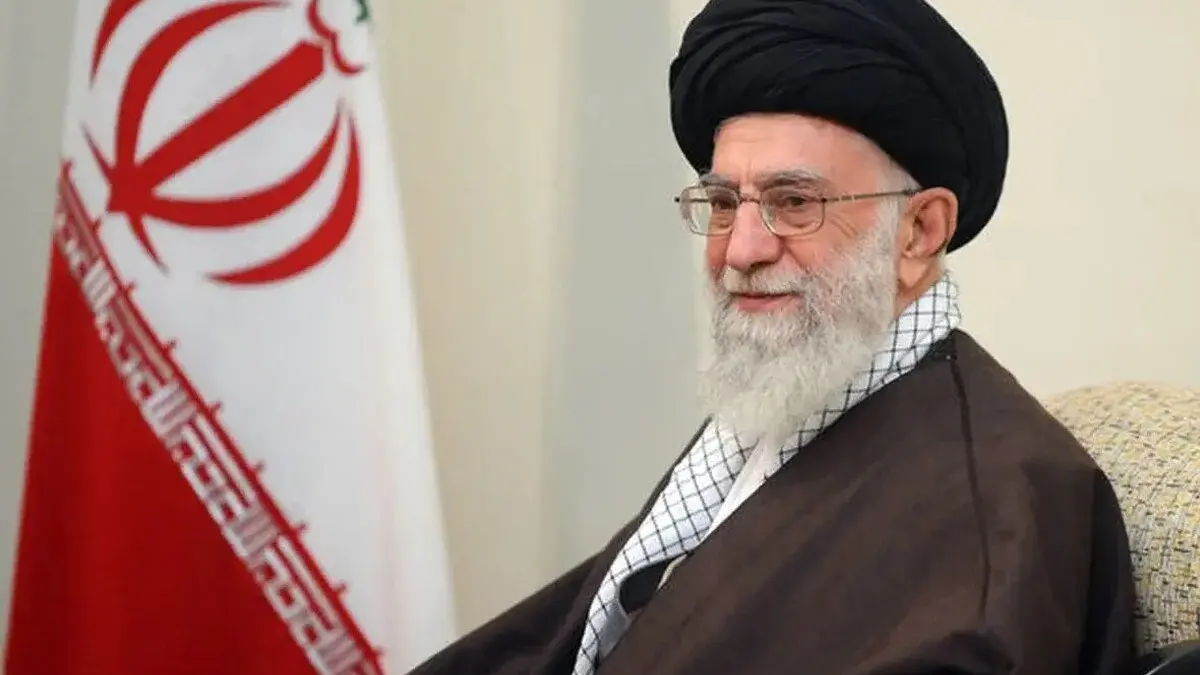 عکس | سفر در زمان ؛ تصویری از رهبر شهید انقلاب ( آیت الله خامنهای) هنگام استراحت
