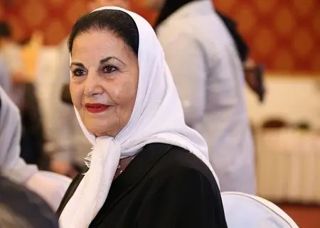 گوشوارههای سلطنتی پوری بنایی در مراسم؛ دهه ۵۰