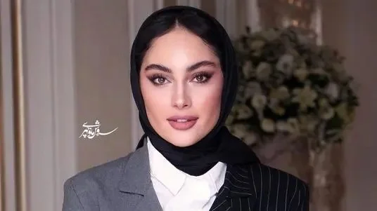 ترلان پروانه در کودکی با استایل زیبا کنار هانیه توسلی؛ شبیه عروسکای باربی شده