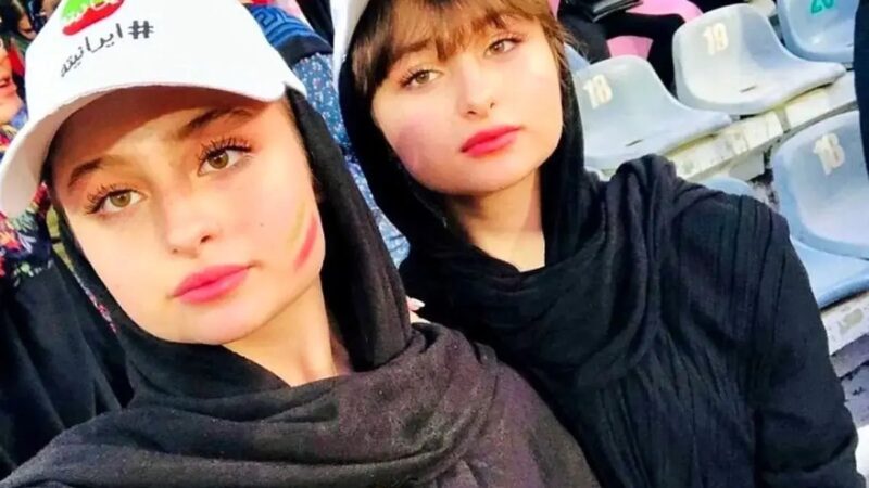 چهره بدون عمل سارا و نیکا در مراسم اکران خصوصی «خجالت نکش»؛ سال 96